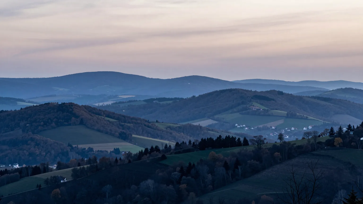 Bewaldete Hügel und Täler in der Dämmerung