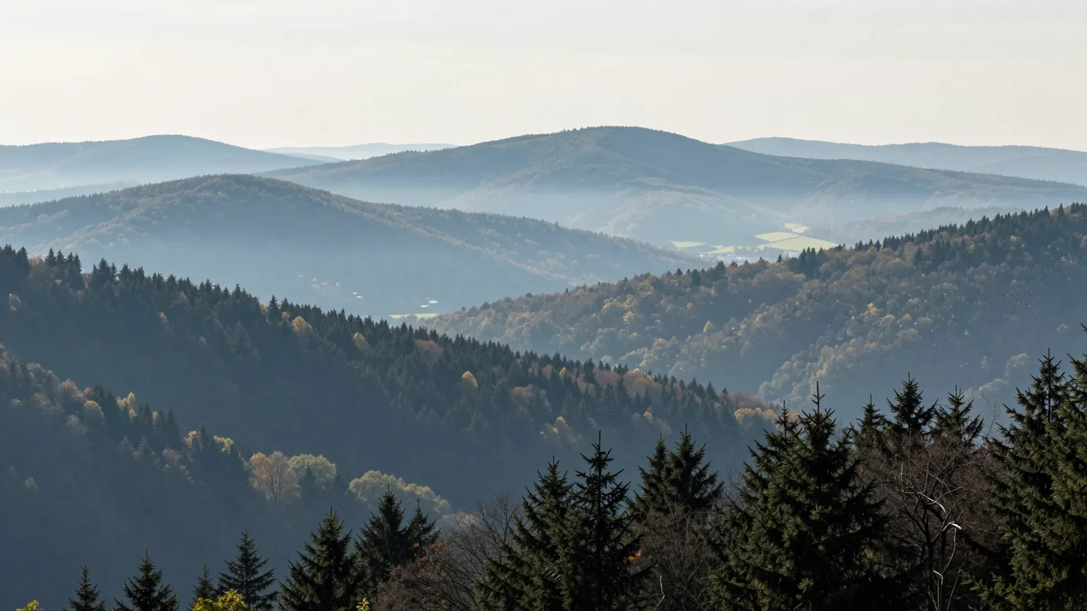 Hügellandschaft in mehreren Ebenen