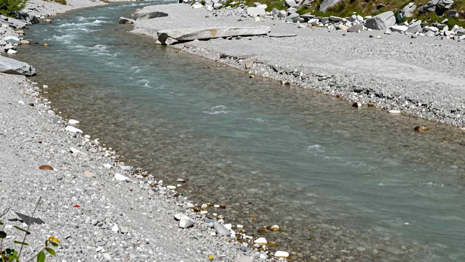 Flussufer in ruhigem Licht