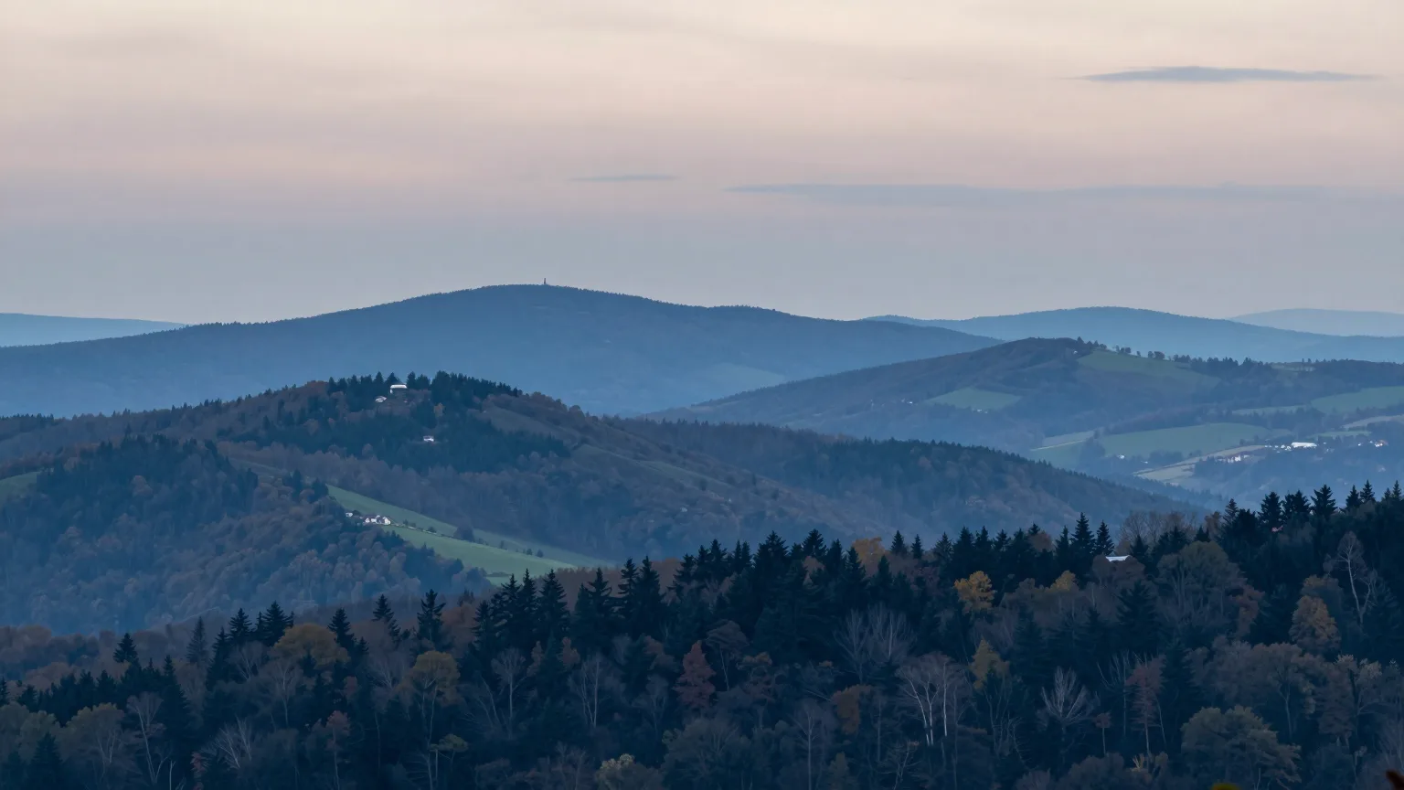 Hügel über Wald und Tal