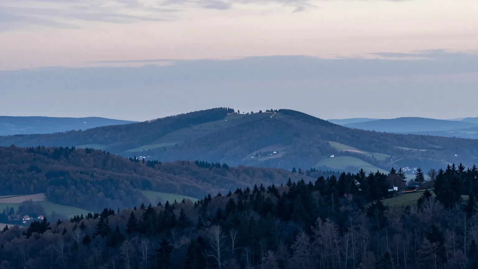 Hügellandschaft mit Wald im Rhein-Main-Gebiet