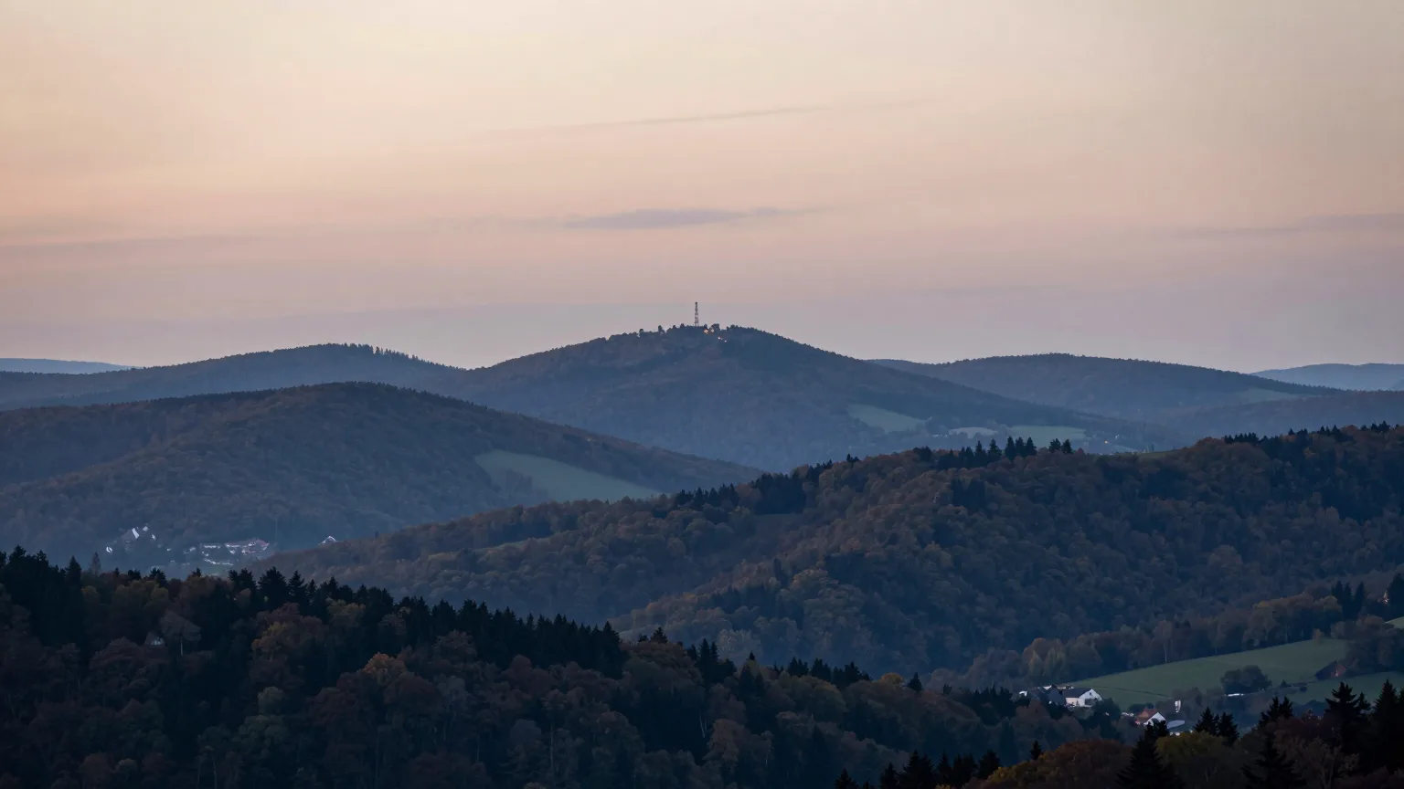 Hügel, Wald und Tal im Taunus
