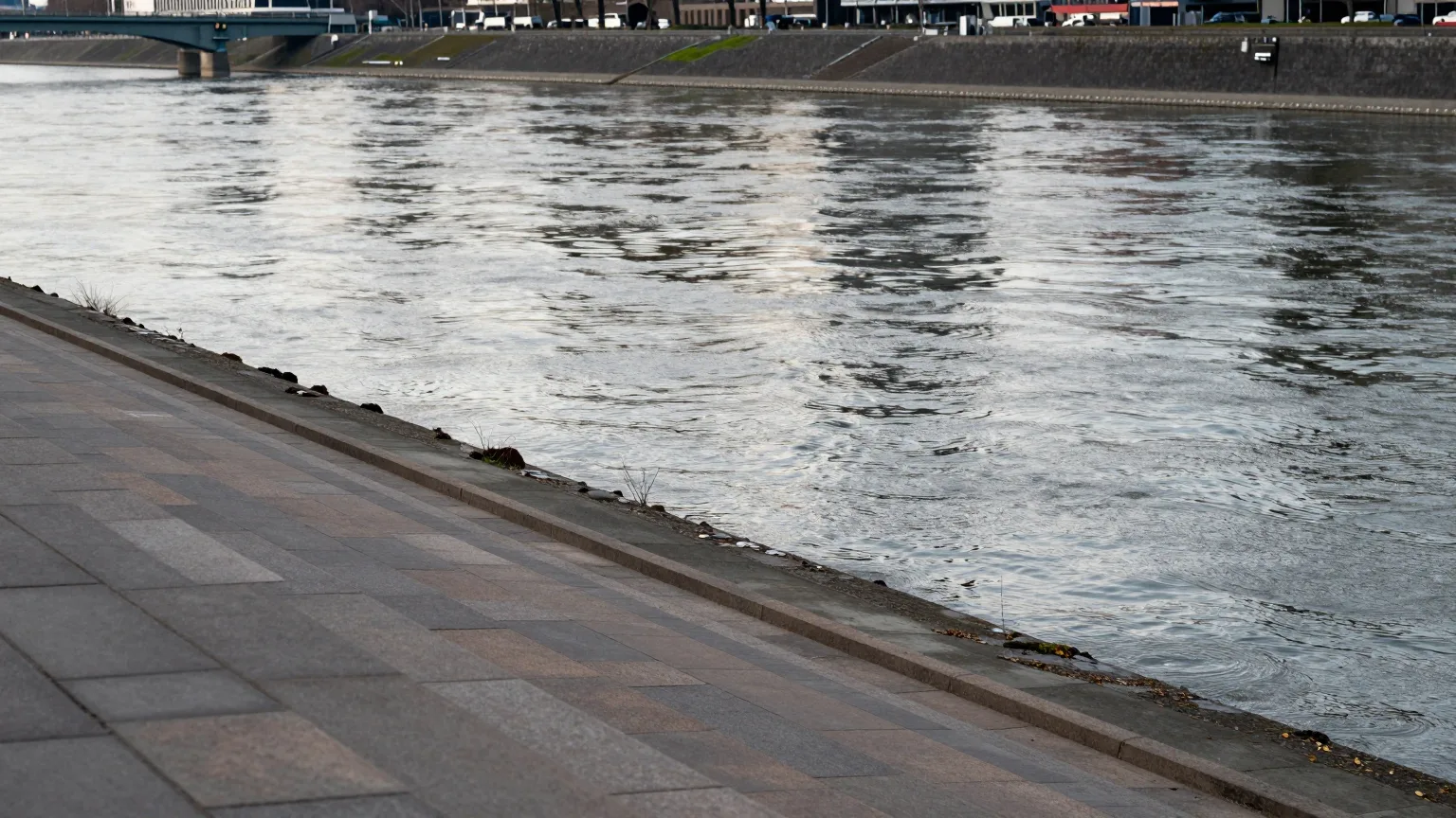 Breite Steintreppe am Ufer eines Flusses mit ruhiger Strömung